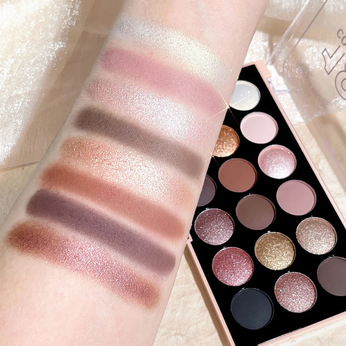 18-Color Eyeshadow Palette – Pearlescent, Matte, Long-Lasting,