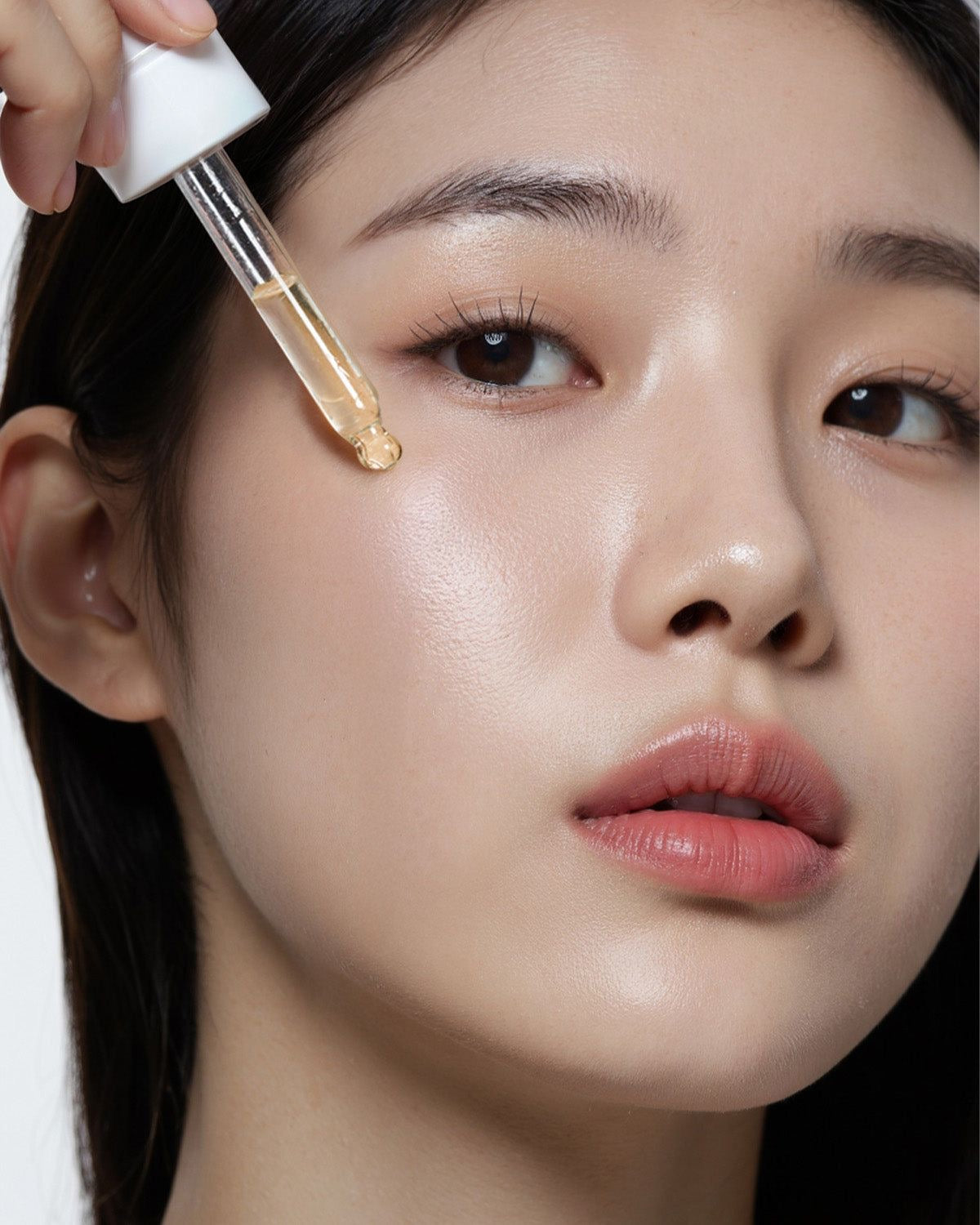 Vervelle Beauty skincare and makeup products representing natural ingredients, effortless self-care, and confidence-enhancing beauty rituals.